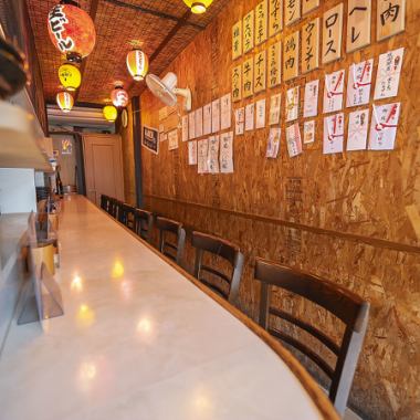 店内は、いつも笑い声が絶えない明るくアットホームな雰囲気です！お一人様でも初めての方でも、すぐに馴染んで楽しくお過ごしいただけます♪歓送迎会や女子会など、ご宴会の利用も大歓迎！お座敷やテーブル席で、当店自慢の串カツを囲んで楽しくお過ごしください！ご予定が決まりましたら、早めのご予約をおすすめします◎