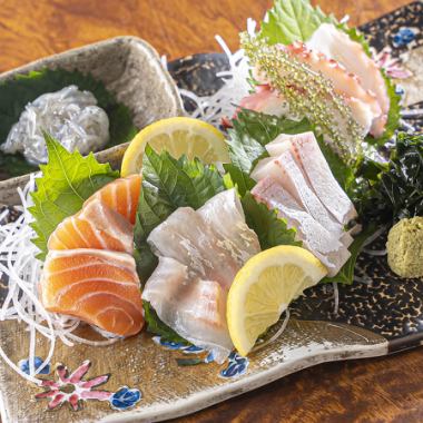 店内の生け簀から捌く！鮮度・質にこだわった自慢の新鮮お刺身は看板メニュー♪