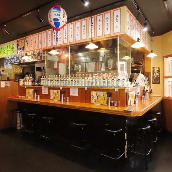 カウンター席では、スタッフと気軽におしゃべりしながら食事を楽しみいただけます。リラックスした雰囲気の中で、ゆっくりと美味しい料理とお酒を味わってください。スタッフとの会話が、さらに楽しいひとときを演出します。お気軽に立ち寄って、心地よい時間をお過ごしくださいませ。