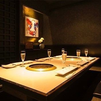 The semi-private room separated by a noren curtain can accommodate up to 2 people. There is a partition between the seats of other customers, so you can enjoy your meal without worrying about your surroundings.