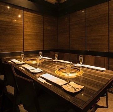 The table-type ``completely private room'' can accommodate up to 4 to 6 people.