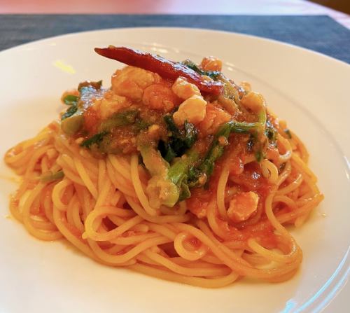 新鲜意大利面配白鱼和油菜花番茄酱