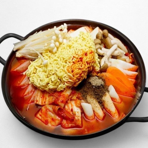 [Budae Jjigae] Authentic taste that you can only get at a real Korean restaurant ◎ 2,860 yen (tax included) for 3 to 4 people