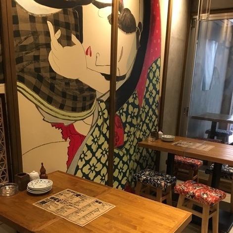 北斎の絵画を眺めながら仲間と飲むなら4名テーブル