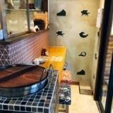 店の入口で毎日桜もつ煮を炊いています。
