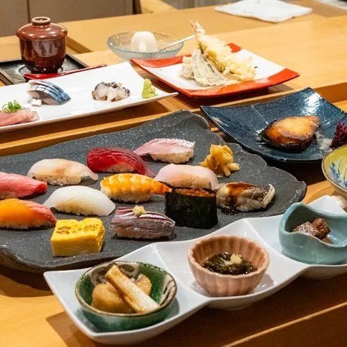 海鮮丼やにぎりなど絶品海鮮料理を多数ご用意しております◎