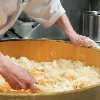 握壽司選用從漁港直接運送的精選食材和陳年紅醋米製成。