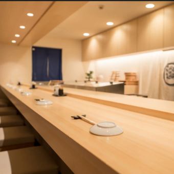 熟練の職人が目の前で握る本格江戸前寿司をご堪能ください。