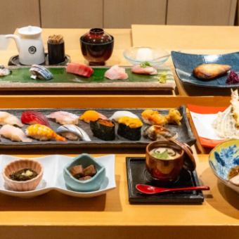 〈特選鈴奈凜懷石料理》共24道菜。精選握壽司和絕品佳餚的高級套餐。