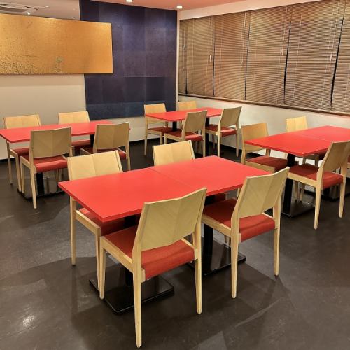 這張時尚的朱紅色桌子空間寬敞。