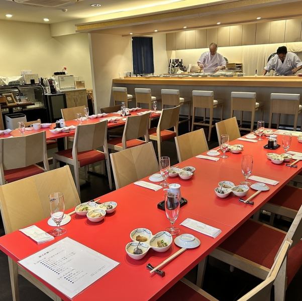 宴会方面，我们一次最多可接待 16 人。餐桌布局可以根据需要进行调整，例如宴会和追悼会。