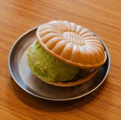 モナカ 抹茶アイス