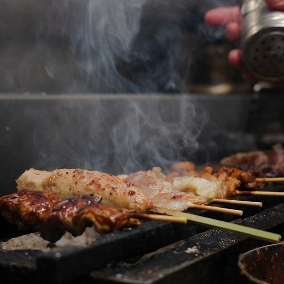 秘伝の味噌ダレがウリのやきとん串と豊富な逸品や燻製を提供する大衆酒場!