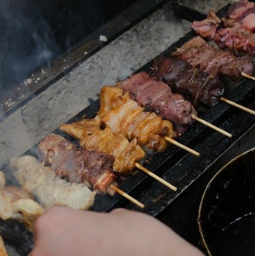 【職人の技が光る絶品の焼き加減を】秘伝の味噌ダレで味わう”やきとん串” 120円(税込)~