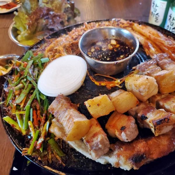 [If you can't decide, this is it!] A set of various types of premium meat including Korean food♪
