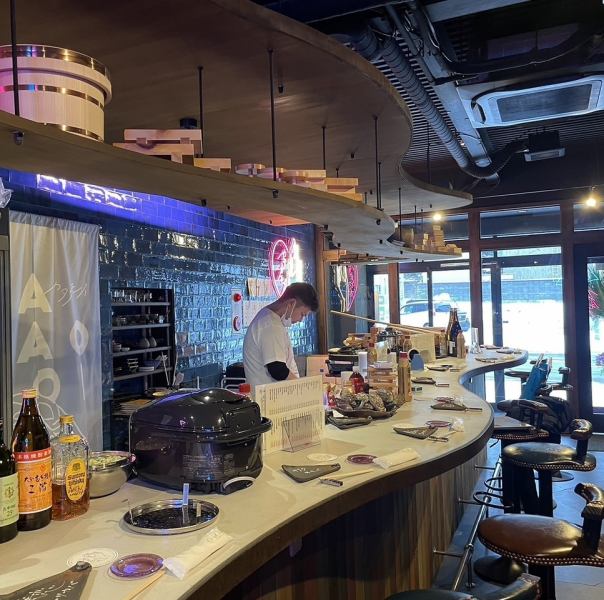 This is an exciting sushi bar with a casual atmosphere! Enjoy a drink at the special undulating counter!