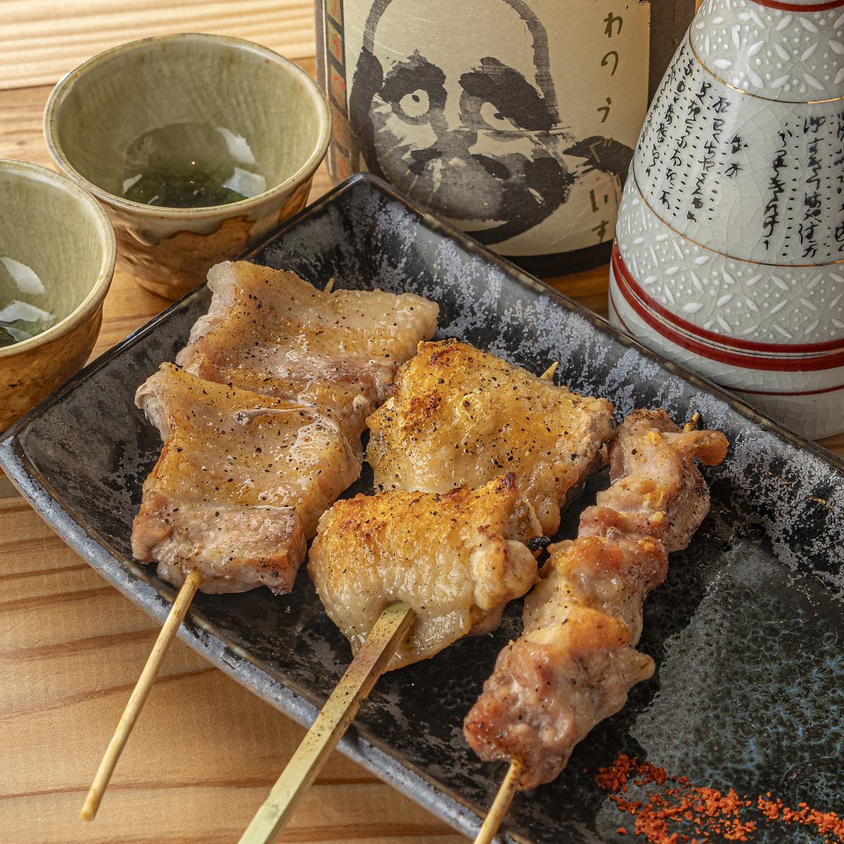 店内でじっくり焼き上げるブランド豚や銘柄鶏の串焼きが絶品