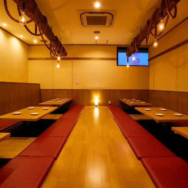 【レトロポップな映え空間】レトロな雰囲気と現代のポップさが融合した店内は、足を踏み入れるだけでワクワクするアミューズメント感！どこを切り取っても写真映えする内装は、名駅エリアでの飲み会や女子会、デート、サク飲み、大人数での各種宴会まで様々なシーンを華やかに演出いたします。
