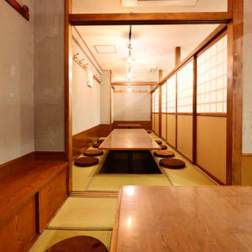 <p>A completely private room that can accommodate up to 25 people.The spacious seating is perfect for various banquets. It can also accommodate four people, making it ideal for small banquets.</p>