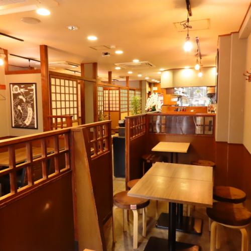 <p>Table seats that can seat up to 4 people.Please enjoy a relaxing time.The tables are large because the food is served in small portions.Enjoy our signature duck dishes away from the hustle and bustle of the city.</p>