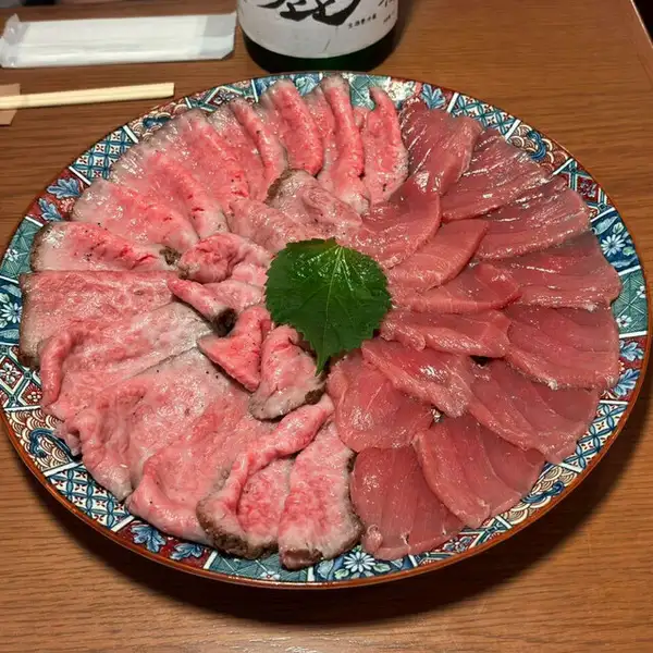 【名物！赤盛り】本マグロと黒毛和牛のタタキを贅沢に盛り合わせた、視覚からも食欲を刺激する看板メニュー