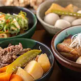 すべて手作り！コスパ最強の3,500円おばんざいコース。+2,000円で2時間飲み放題も追加可能です♪