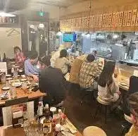 【宴会向きの席】お一人様からご利用頂ける席をご用意♪お友達と店内でお楽しみください！アットホームでどこか懐かしい店内で神泉店限定の自慢の肉と魚をお楽しみください。