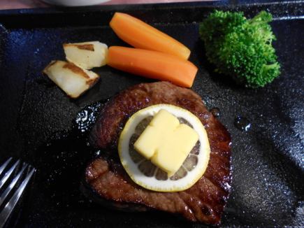 迷你臀肉牛排:享受類似菲力肉的鮮嫩口感和濃鬱風味 ◆ 4,000日圓(含稅)