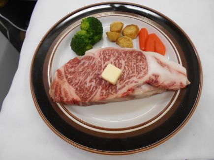 【皇家牛排】品嚐鮮嫩多汁、品質上乘的日本黑毛牛,其口感和肉質享譽全球 ◆ 8,000日圓(含稅)