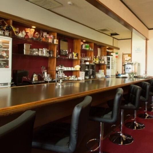 落ち着いた上品な雰囲気の中で、ゆったりとお食事を楽しめることも当店の魅力のひとつ。イタリア料理の味を引き立てるワインやカクテルもご用意します。デートなど大切な方と過ごす時間を、より一層特別なものにしてくれる空間です。