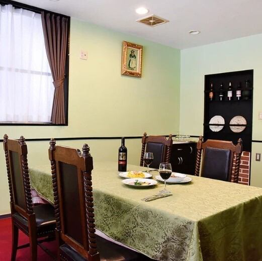 お誕生日会や結婚記念日、ご接待などプライベートなお食事会を気兼ねなく楽しめる個室をご用意しております。お子様連れのご家族にも好評です。ご予算やお料理の内容は細やかに対応いたしますので、お気軽にお申し付けくださいませ。