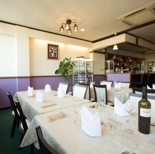 八幡東区の閑静な住宅街に佇むイタリアンレストラン。店内は明るく開放感があり、大人数のお集まりにも適しています。20名様程度より貸し切りにてご利用いただくことも可能ですので、人数やご要望など店舗までお問い合わせください。