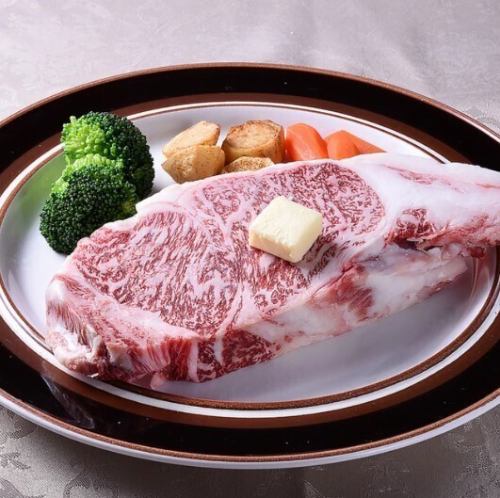 とろけるような食感と濃厚な旨味。和牛のステーキコース