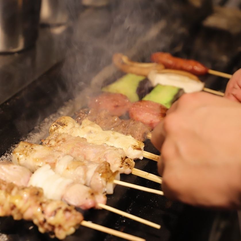 備長炭火で丁寧に焼き上げる！人気の月見生つくね等、種類豊富♪