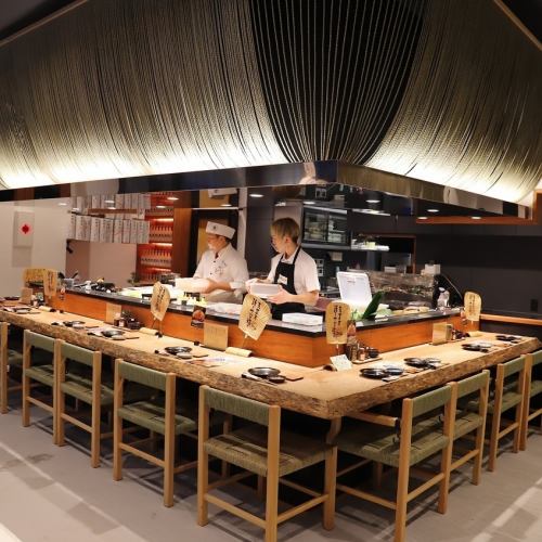 ≪Counter seats≫ The seats surround the kitchen, so they are popular for their live feel, where you can watch the chefs in action.Foreign customers will also be pleased♪