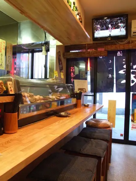 どこか懐かしい昭和レトロな雰囲気が漂う店内。カウンター席は、お一人様でのサク飲みやカップルでのデートに最適な特等席です。気さくな店主との会話を楽しみながら、目の前で焼き上がるもつ焼きの香ばしい匂いに食欲がそそられます。仕事帰りのリフレッシュにぜひお立ち寄りください。