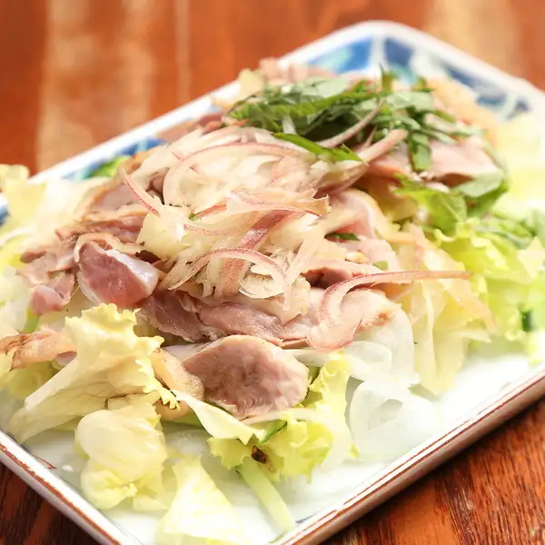 宮崎県から直送！たっぷりの野菜とマスタードでさっぱりと味わう特製【地鶏のたたき】