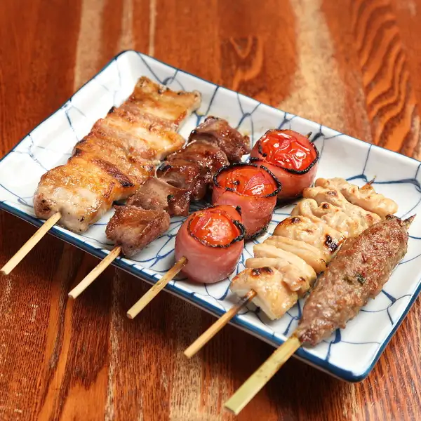 毎日東京芝浦の食肉市場から仕入れる新鮮な【もつ焼き】塩・タレ・醤油・特製味噌から選べます