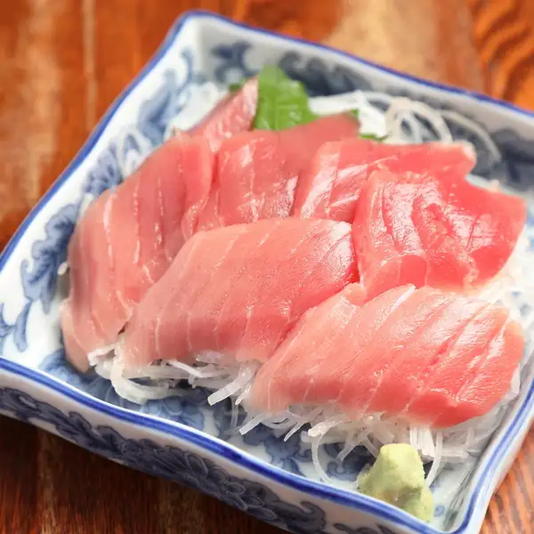 市場で毎日厳選！本マグロなど旬の鮮魚を贅沢に味わう【新鮮なお刺身の盛り合わせ】