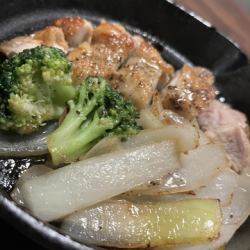 鶏もも肉の鉄板焼き