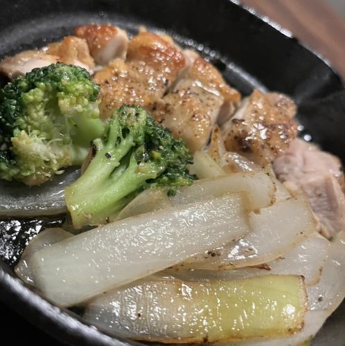 鶏もも肉の鉄板焼き