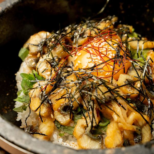 【石焼きうなぎご飯】香ばしさ抜群のおこげとふっくら焼き上げた鰻が絶品の一品!