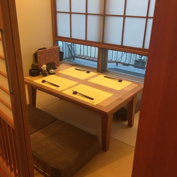 The sunken kotatsu seats separated by partitions are the most popular for reservations.You can relax and enjoy your meal in your own space.Not only can it be used for dates and entertaining guests, but it can also be used for family meals. If you remove the partition, you can seat up to about 22 people.
