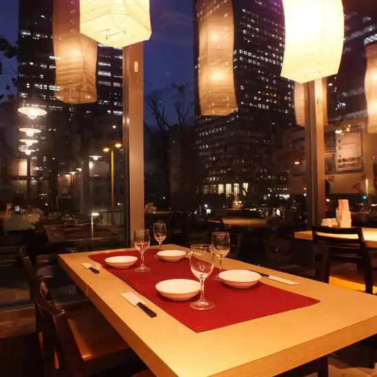 夜景を楽しめる店内♪人気料理8品×2H飲み放題コース⇒3960円