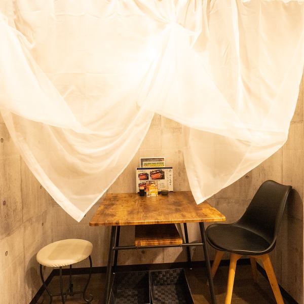 おしゃれで落ち着いた雰囲気の店内。ご家族でのお食事、デート、女子会などに最適な少人数に最適なお席も完備しております。様々なシーンに合わせてご利用頂けます♪