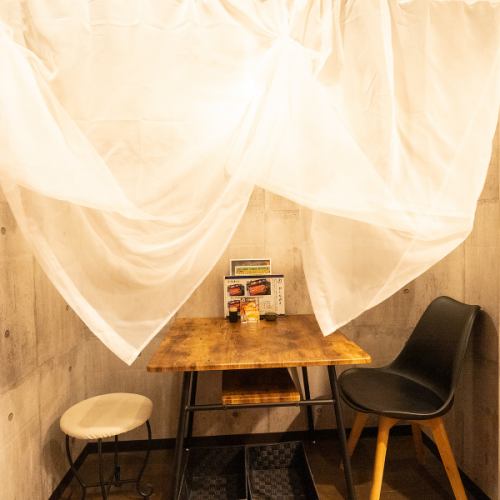 <p>おしゃれで落ち着いた雰囲気の店内。ご家族でのお食事、デート、女子会などに最適な少人数に最適なお席も完備しております。様々なシーンに合わせてご利用頂けます♪</p>