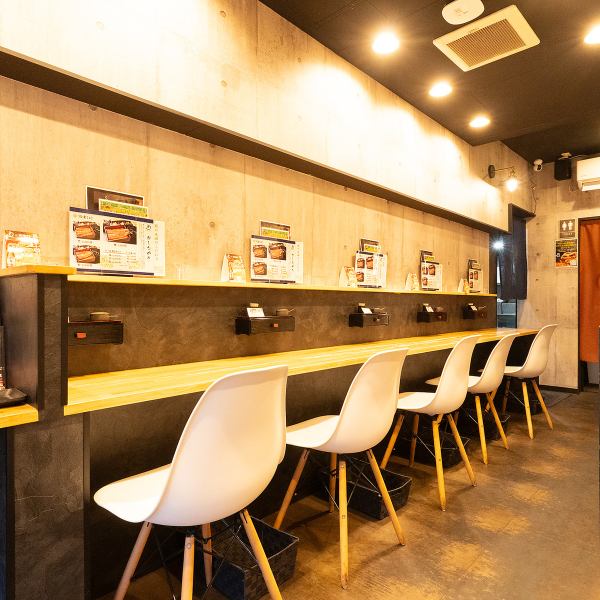 カウンター席は、ランチにもディナーにもぴったり!お一人様でもお気軽にご利用いただけます。高品質なうなぎを丸々一尾使用したうな重をご堪能ください。うなぎに合うアルコールドリンク各種ご用意しております!