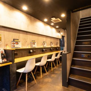 【1階】仕事帰りにちょっと贅沢したい時や、軽く一杯楽しみたい時にぴったり。リーズナブルな価格で本格的な鰻を味わえるので、肩肘張らずに楽しめます。静かな空間で、ゆったりとした時間を過ごしませんか?