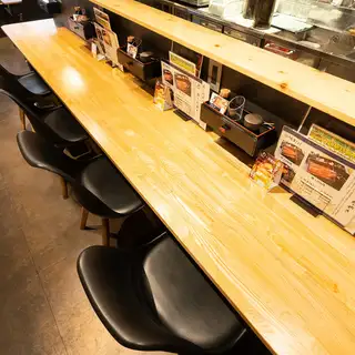 【2階】カウンター席が4席ございます。おひとり様や少人数でのご利用にぴったり。リーズナブルな価格で本格的な鰻を、観光やお仕事帰りに気軽にお楽しみください。