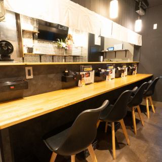 【2階】仕事帰りにちょっと贅沢したい時や、軽く一杯楽しみたい時にぴったり。リーズナブルな価格で本格的な鰻を味わえるので、肩肘張らずに楽しめます。静かな空間で、ゆったりとした時間を過ごしませんか?